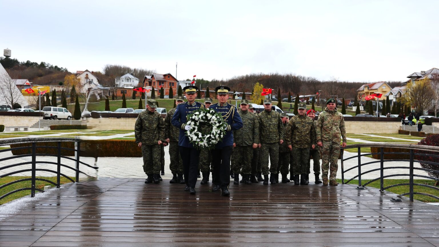 FSK bën homazhe në Kompleksin Memorial në Prekaz