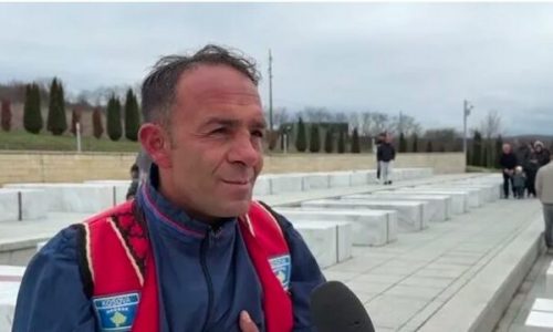 Qytetari nga Vlora puthë varret e Adem, Hamëz e Shaban Jashari