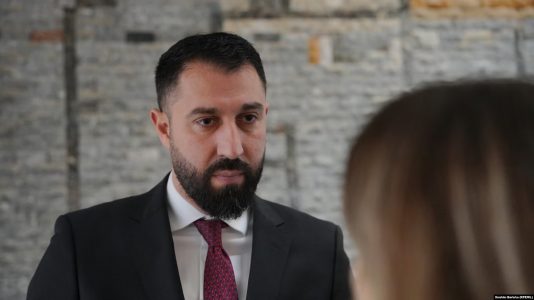 “Ma tregoi armën…tutna se VV e ka krejt në dorë ”, flet burri që e raportoi ministrin e Kurtit për kërcënim