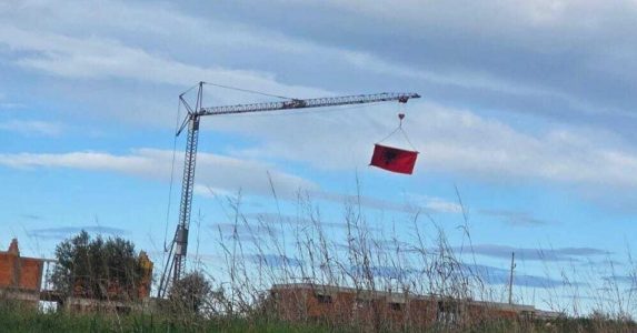 Flamuri shqiptar valëvitet në një kantier ndërtimi në Kroaci, vendasit e quajnë provokim