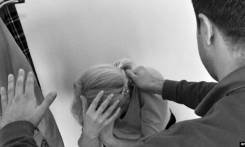 Dy të arrestuar për dhunë në familje në Prishtinë, njëri rrahu të dy prindërit, tjetri nënën