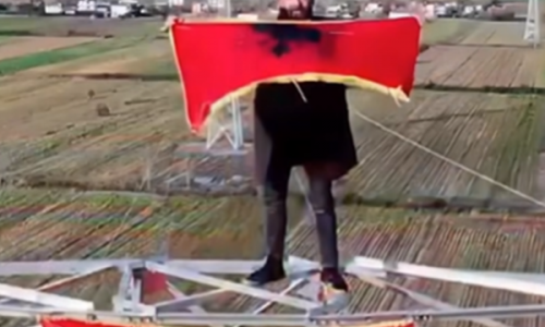 I riu rrezikon jetën për të festuar 28 Nëntorin, ngjitet në shtyllë të tensionit të lartë për ta vendosur flamurin