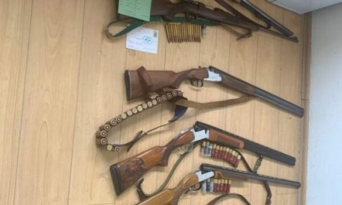 Policia në Leposaviq has në 5 persona me pushkë gjuetie pa leje, ua sekuestron