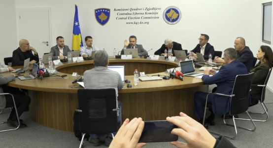 Përplasje në mbledhjen e KQZ për fletëvotimet me email: Radoniçi ia mban anën VV, PDK e kundërshton duke thënë se kështu krijohet bllokada