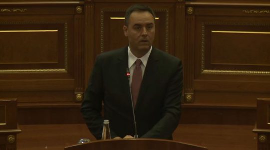 Konjufca nis fjalimin: Ta kursejmë Kosovën nga dy palë zgjedhje