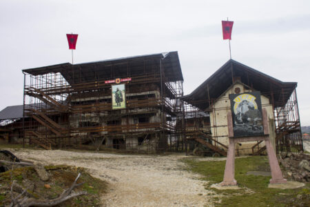 28 vjet nga sulmi i dytë i Serbisë ndaj familjes Jashari në Prekaz, OVL e UÇK-së për homazhe në Prekaz