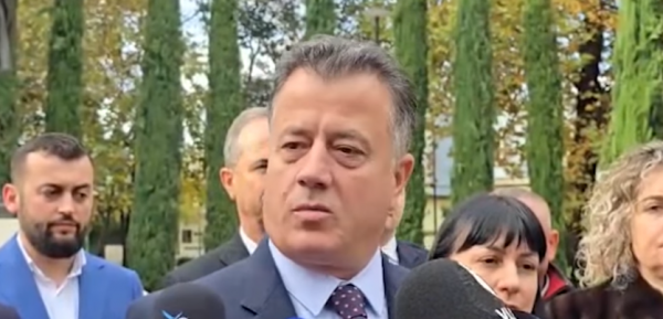 Ka edhe ma zi se Donika Gërvalla – Flamur Noka ja huq fortë