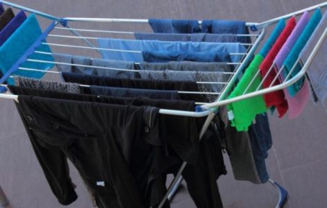 Ekspertët paralajmërojnë: Tharja e rrobave brenda dhomës sjell pasoja serioze për shëndetin