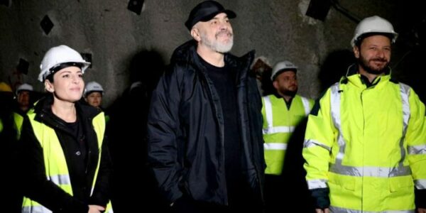 SMS në Signal/ Si e kontrolloi tenderin 189 milion euro Belinda Balluku