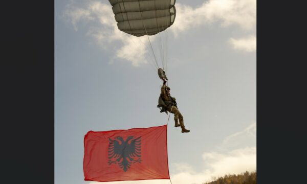 Shtabi Suprem i Fuqive Aleate për Europë uron në gjuhën shqipe për 28 Nëntor  Sot festojmë së bashku