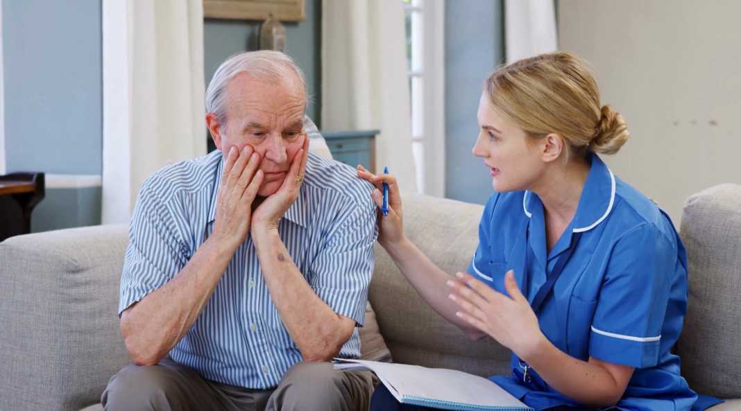 studimi-te-moshuarit-qe-degjojne-muzike-kane-rrezik-me-te-ulet-per-demenca