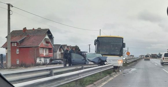 Aksident në rrugën Prishtinë–Podujevë, autobusi përplaset me veturën në Lluzhan