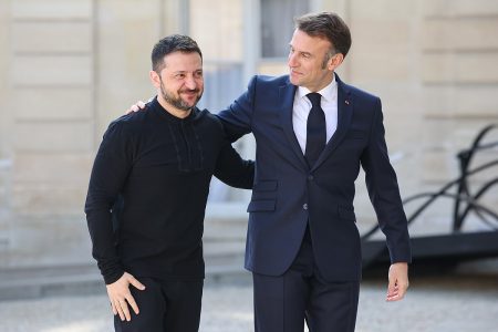 Zelensky takohet me Macron në Paris të hënën