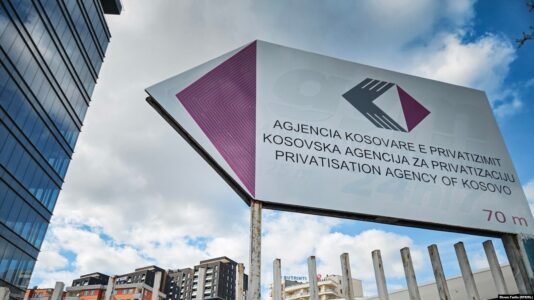 Arrestohet një person në Prishtinë, dyshohet se duke falsifikuar dokumente shiti prona të AKP’së