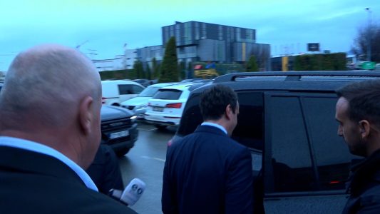 Derisa qytetarët mbesin rrugëve të Prishtinës, Kurti pa thënë asnjë fjalë hyp në xhipin e shtetit