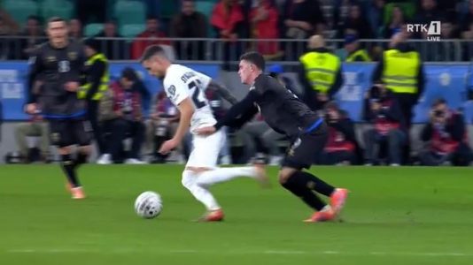 Sllovenia mbetet me 10 lojtarë në fushë, Stojanovic dëshkohet me karton të kuq