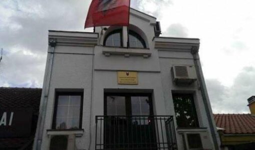 Ditë zie kombëtare për vdekjen e Fatos Nanos, Ambasada Shqiptare në Kosovë ul flamurin në gjysmë shtizë