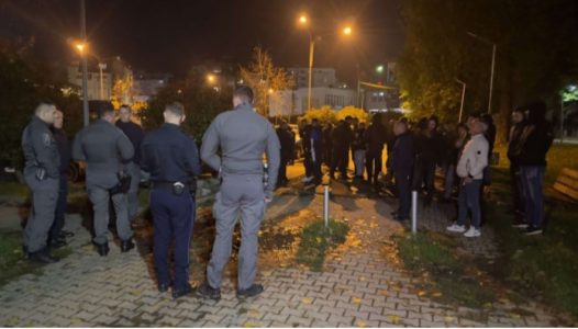 Disa qytetarë tentojnë të ofrohen te Qendra e Numërimit në Mitrovicë, intervenon policia