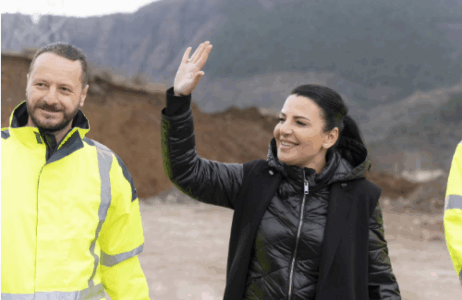 “Në darkë o zemër” – Zbardhen komunikimet mes Belinda Ballukut dhe Ervis Berberit