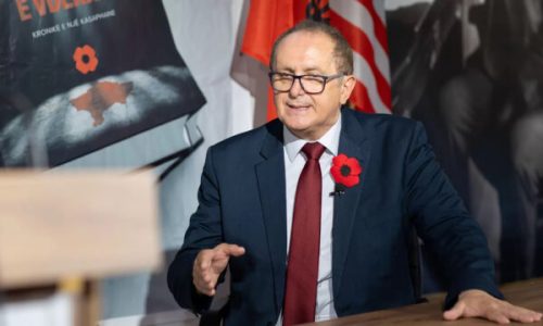 Mahmuti: Tetovë trupi t’i mbuloftë udhëheqësit politikë, 3 ditë zie për këngëtarin Toshe Proeskin, asnjë për Shpat Kasapin