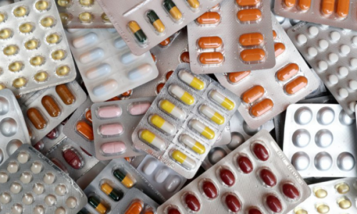 Dogana me aksion në Han të Elezit, ndalohet kontrabanda me barna në vlerë mbi 10 mijë euro