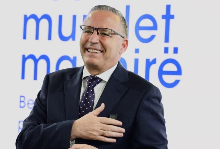 Hamza  Besim e mbi të gjitha përgjegjësi