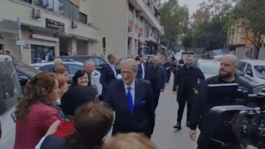 “Rrofsh sa malet”, Sali Berisha paraqitet në SPAK, jashtë e presin disa simpatizantë