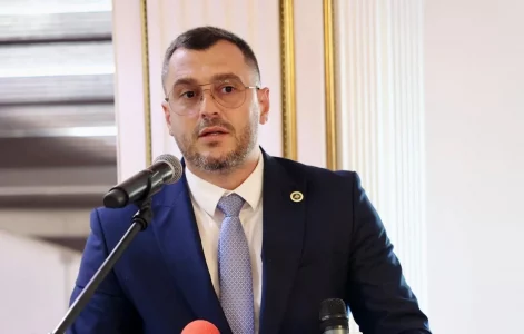Zyrtari i AAK’së: Për të mirën e Kosovës të shqyrtohet bashkëpunimi me Glauk Konjufcën