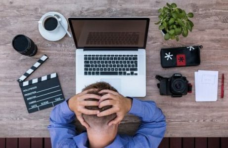 Pothuajse gjysma e punëtorëve zviceranë thonë se e mbyllin ditën e tyre të rraskapitur