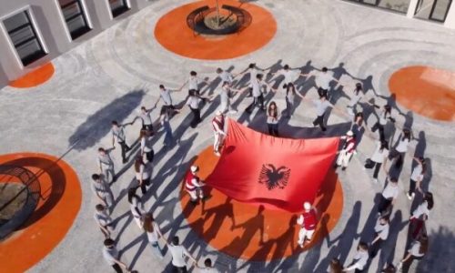 Rama ndan urim të veçantë nga nxënësit e Shkodrës për 28 Nëntorin (VIDEO)