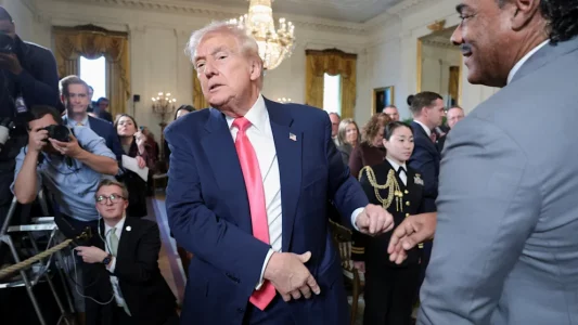 Drama me Epstein: Tani miqtë më të mëdhenj të Trump po e shqyejnë njëri-tjetrin