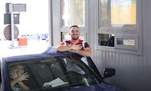 Nga Morina në Kakavijë  shqiptarët kthejnë pikat doganore në  arenë  feste me flamuj e veshje kombëtare  Rama ndan pamjet