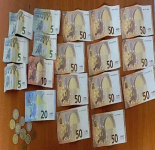 Ferizaj, tre fëmijë dorëzojnë në polici një portofol me para e dokumente