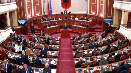 Ndodh edhe kjo: Opozita ia kthen shpinën Edi Ramës teksa merr fjalën në parlament