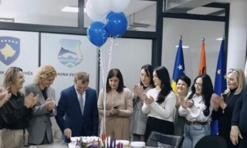 E fitoi Vushtrrinë edhe për një mandat, Ferit Idrizi pritet me tortë në komunë