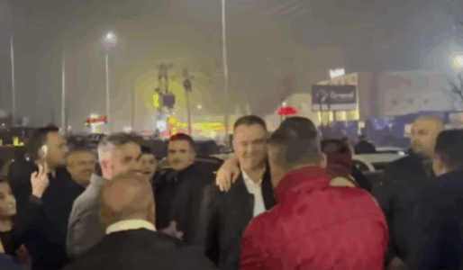 Peci shfaqet mes qytetarëve pas fitores, pritet me përqafime e tupana