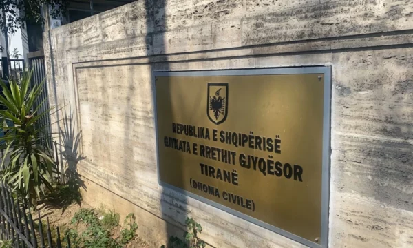  Nxiti ndarje dhe urrejtje duke fyer flamurin   raportohet se Shqipëria ka dënuar me 2 vjet burg kosovarin 33 vjeçar