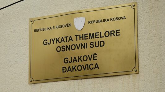 Ekstradohet i dyshuari nga Shqipëria për kultivim të kanabisit – Prokuroria e Gjakovës kërkon paraburgim