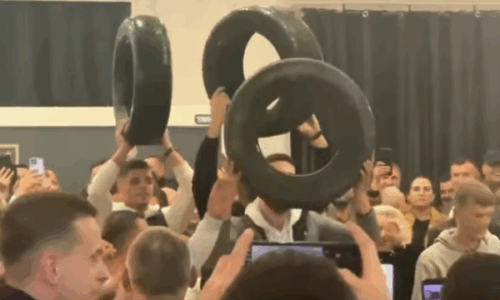 Tahiri e uroi Pecin pas betejës, simpatizantët e VV’së i mbesin besnikë gjuhës së Kurtit, festojnë me “gomë rezervë”