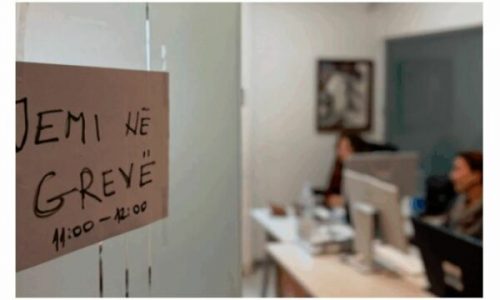 Punonjësit e RTK`së grevojnë për një orë: Edicioni i orës 11:00 i lajmeve nuk u transmetua