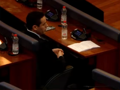Ky është deputeti i opozitës që po merr pjesë në seancë