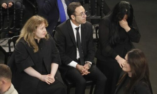 Homazhet për Fatos Nanon, bashkëshortja e tij nuk i mban dot lotët