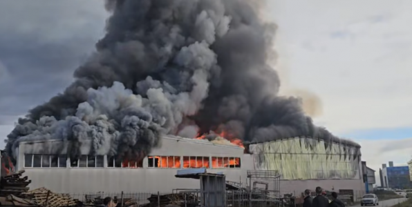 Zjarr i madh tek depot e një biznesi në Ferizaj