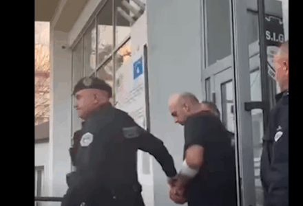 Me pranga në duar, i rrethuar nga policia-lirohet nga spitali i dyshuari për vrasjen e dyfishtë në Malishevë