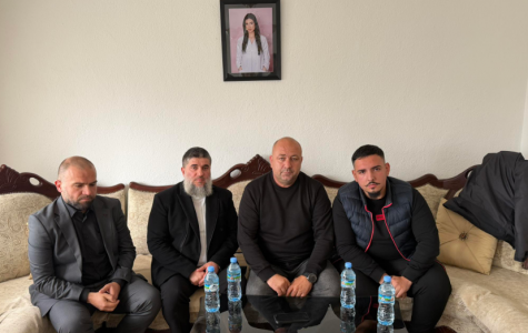 E quajti “të lëvizshme” – Gazetari Ademi shkoi për t’i kërkuar falje familjes së Daorsa Spahiut