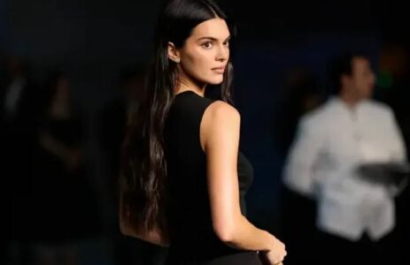 Kendall Jenner shfaqet nudo nga pushimi i saj luksoz