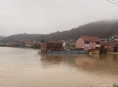 Vërshohet nga uji fshati Konçul, rrugët janë të pakalueshme