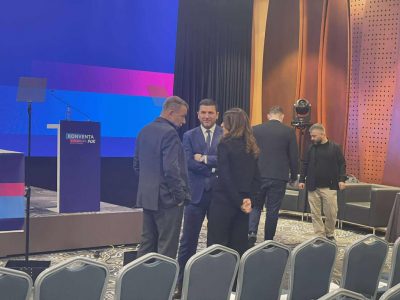 Konventa e PDK-së: Arrijnë Memli Krasniqi e Vlora Çitaku