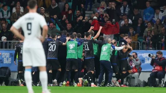 Momenti kur tifozët e Kosovës u përplasën me sigurimin pas largimit të flamujve në Slloveni