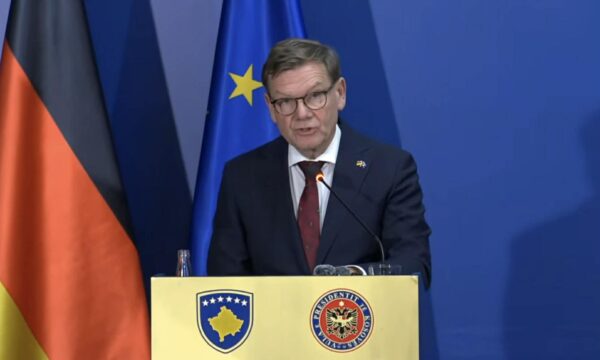 Takimi me Osmanin e vizita tek KFOR i  ministri gjerman  Progresi në dialogun me Serbinë  çelësi për rrugën e Kosovës përpara